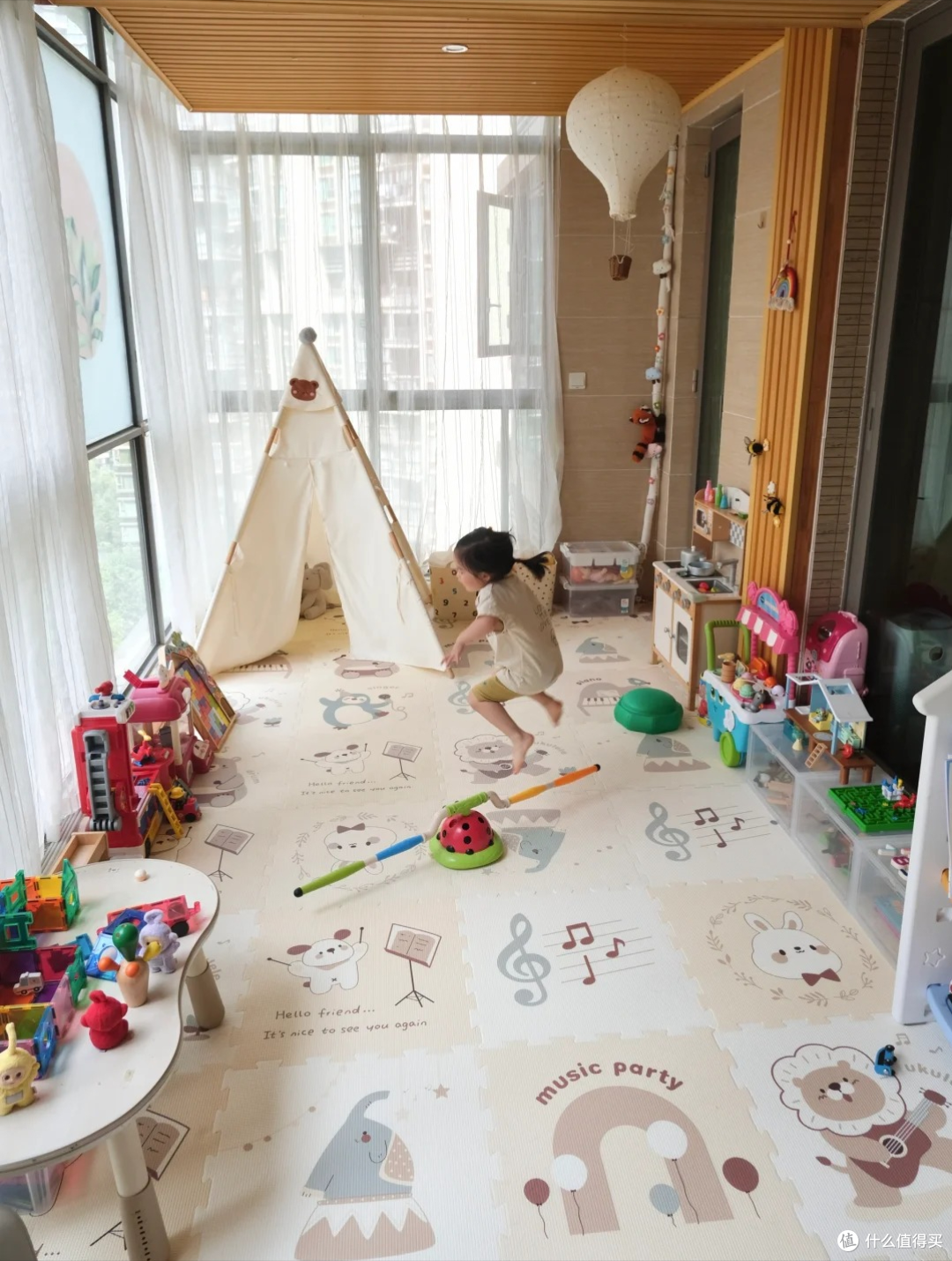 阳台可别只用来晾衣服了，来学年轻人的设计，家里直接多出一间房