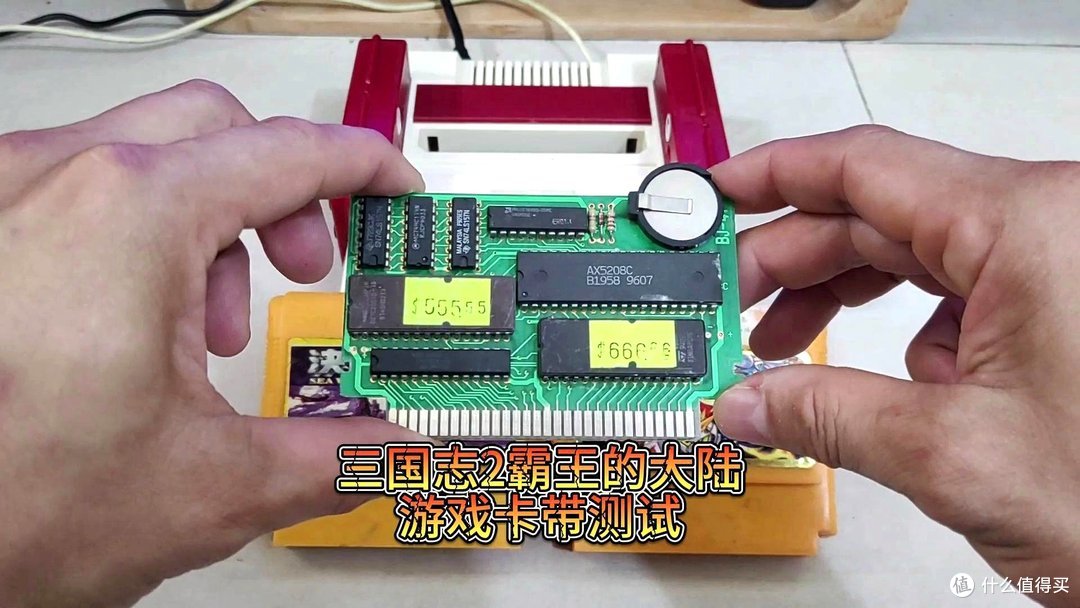 一张《三国志II：霸王的大陆》FC 卡带实物，或红白机插卡画面。