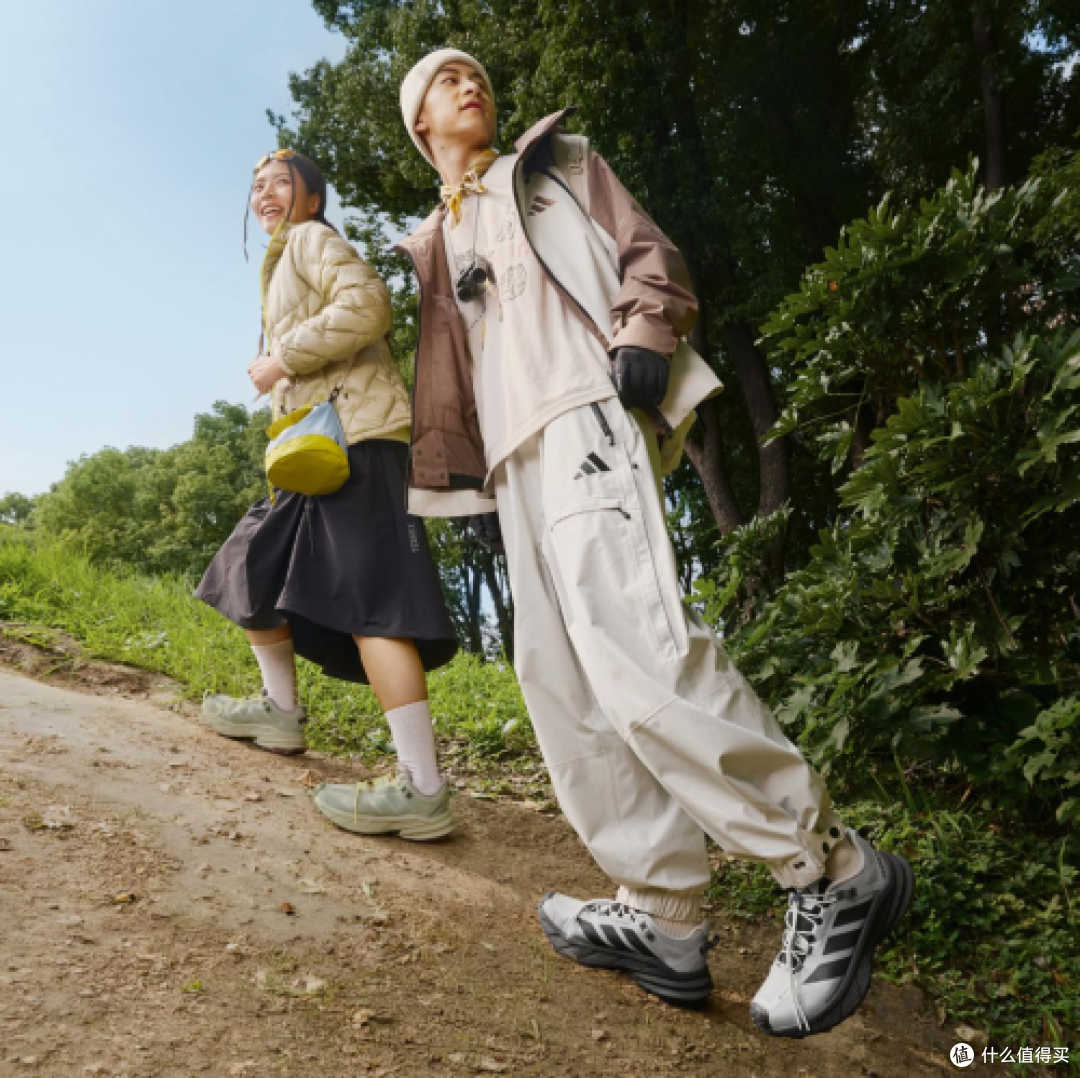 从城市早高峰到户外轻徒步：adidas山川里户外生活通勤与户外两穿