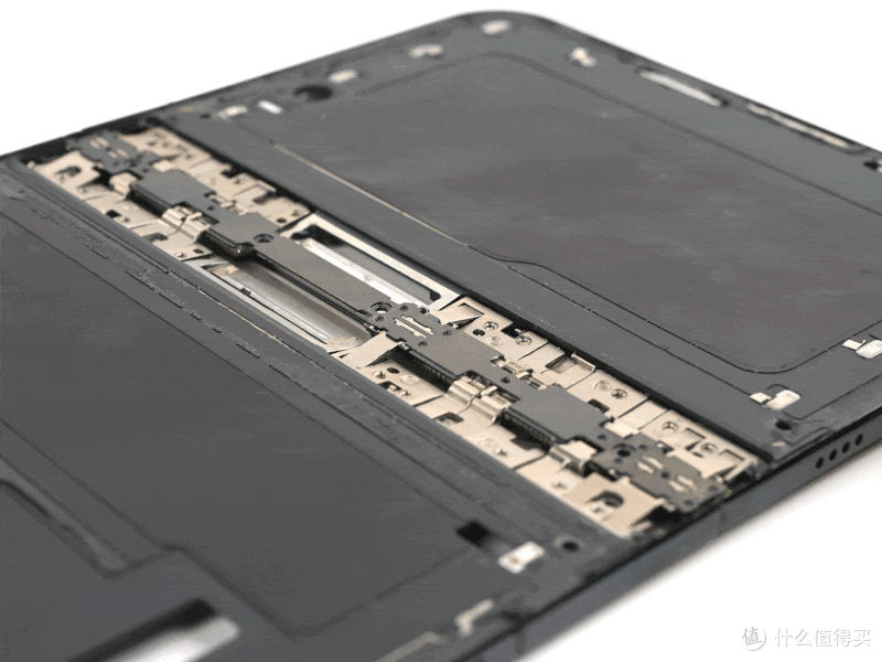 iPhone Duo 首发翻车？内屏裂纹、换机排队、维修近8000