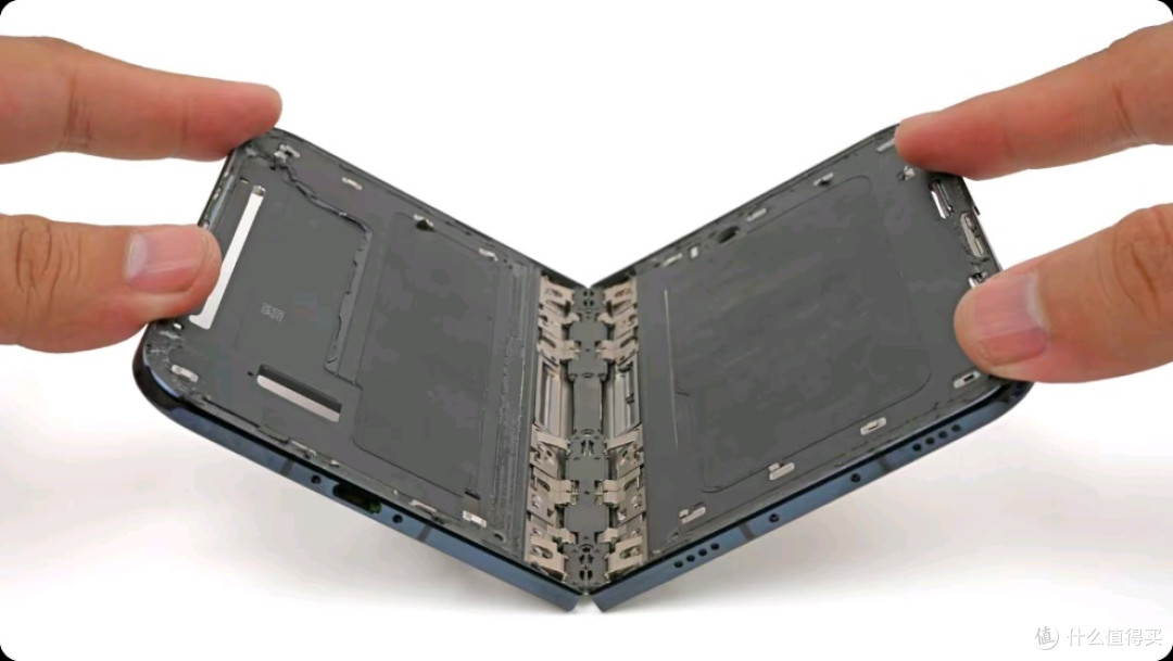 iPhone Duo 首发翻车？内屏裂纹、换机排队、维修近8000
