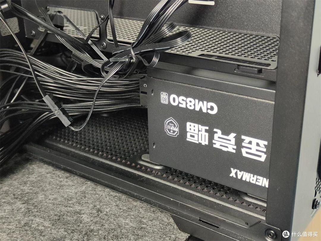 机箱自带触控大屏!这台海景房直接把桌面中控玩明白了