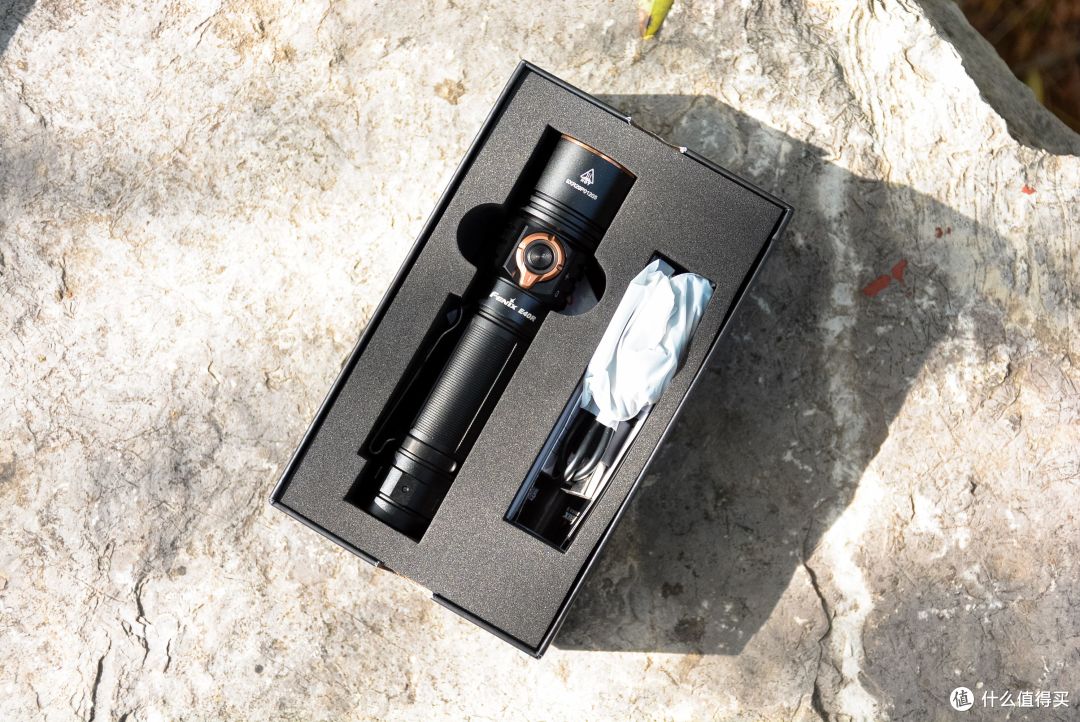 重新定义EDC手电！巴掌大5000流明+四灯珠：FENIX E40R 强光手电