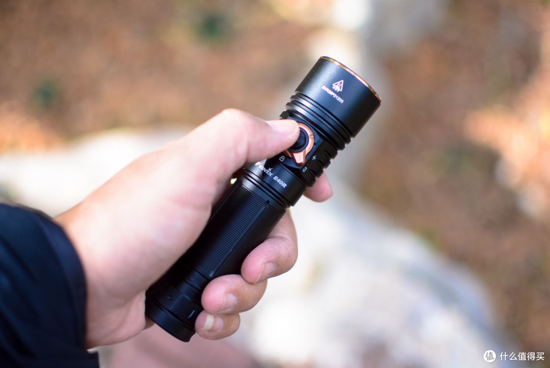 重新定义EDC手电！巴掌大5000流明+四灯珠：FENIX E40R 强光手电