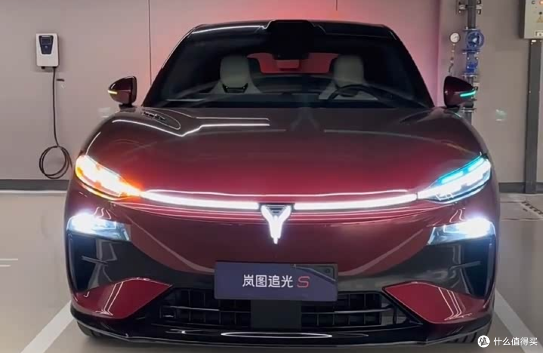 22.99 万的岚图追光 S，聊聊这台 "科技 FUV" 到底值不值？