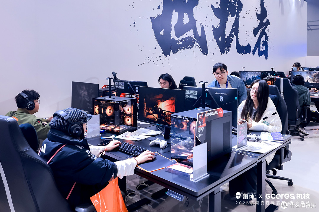 雷神赛事级电竞显示器亮相北京核聚变 ，携手 AMD、BOE
