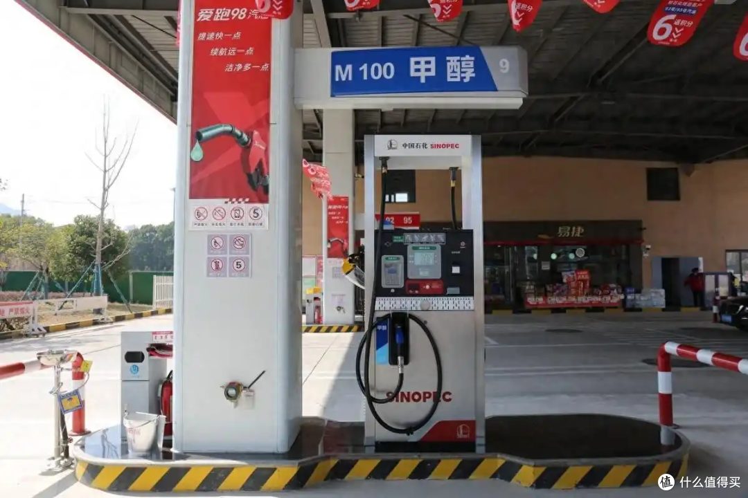醇耗 6.7L 对油耗 2.8L:全球首款甲醇电混轿车的省钱账,算得平吗?