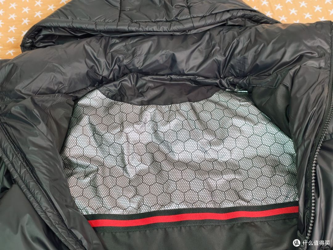 VBREX羽绒服实测，超 200g 充绒量 + 90% 大朵羽绒，按压回弹测试