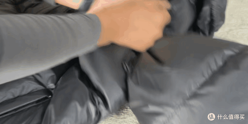 VBREX羽绒服实测，超 200g 充绒量 + 90% 大朵羽绒，按压回弹测试