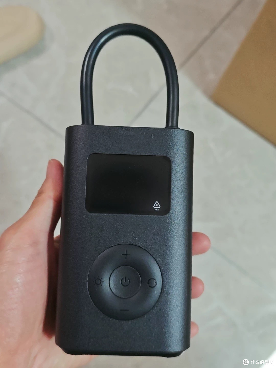 降温后轮胎突然报警？别急着去修理厂，几十块的车载充气泵救了我