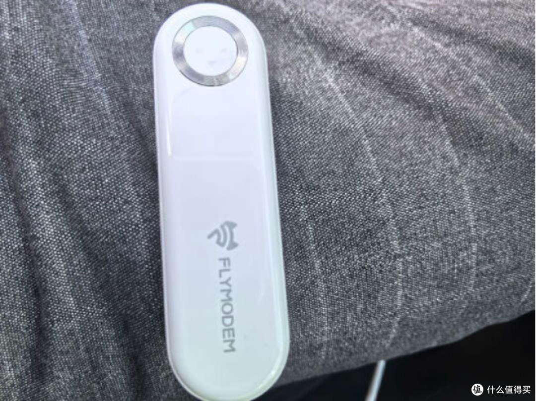 图2  飞猫M1细节特写，机身简洁，接口与按键布局清晰