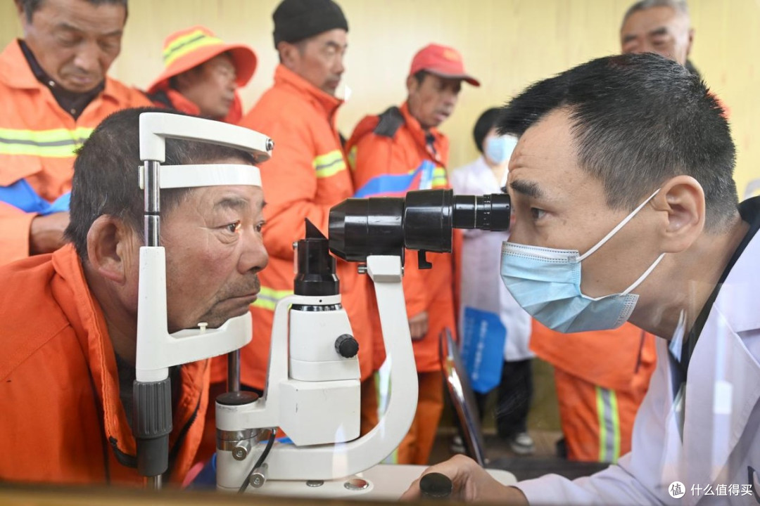 文艺演出送欢乐 健康服务暖人心 乐山镇开展关爱环卫工人暖心活动