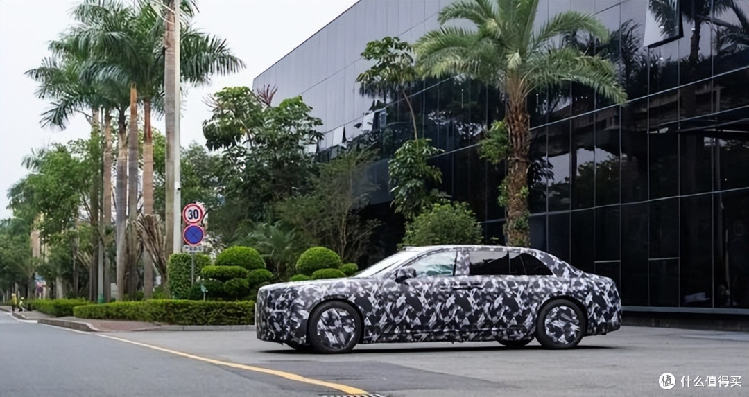 比亚迪史上最贵一台车：鼎曜冲200万，谁给的底气？