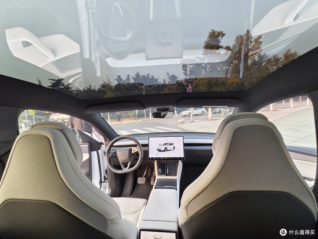 新车实探第14期:Roadster能飞,ModelYL易塌,争议越大销量越大