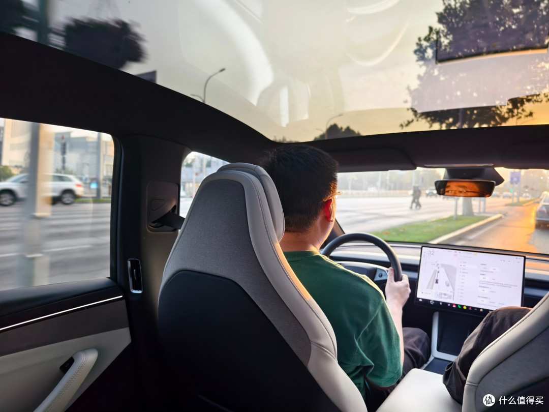 新车实探第14期:Roadster能飞,ModelYL易塌,争议越大销量越大