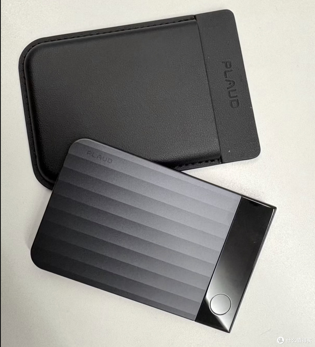 花1000块买的Plaud Note Pro，录完还得连电脑，后面一直在家吃灰