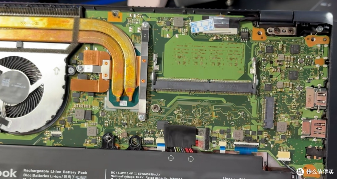 使用老张视频的截图标记了一下DDR4 内存插槽的位置