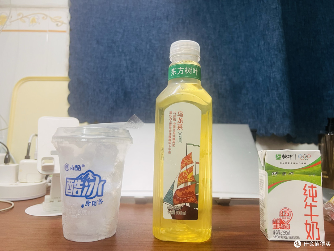 ▲ 主角全家福：食用冰、东方树叶乌龙茶、蒙牛纯牛奶