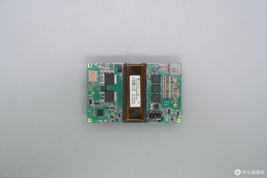 内部竟灌胶散热!军陶140W 1/4砖电源模块解析