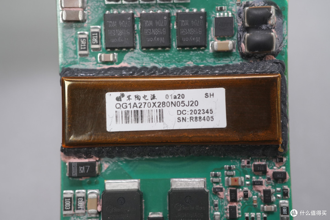 内部竟灌胶散热!军陶140W 1/4砖电源模块解析