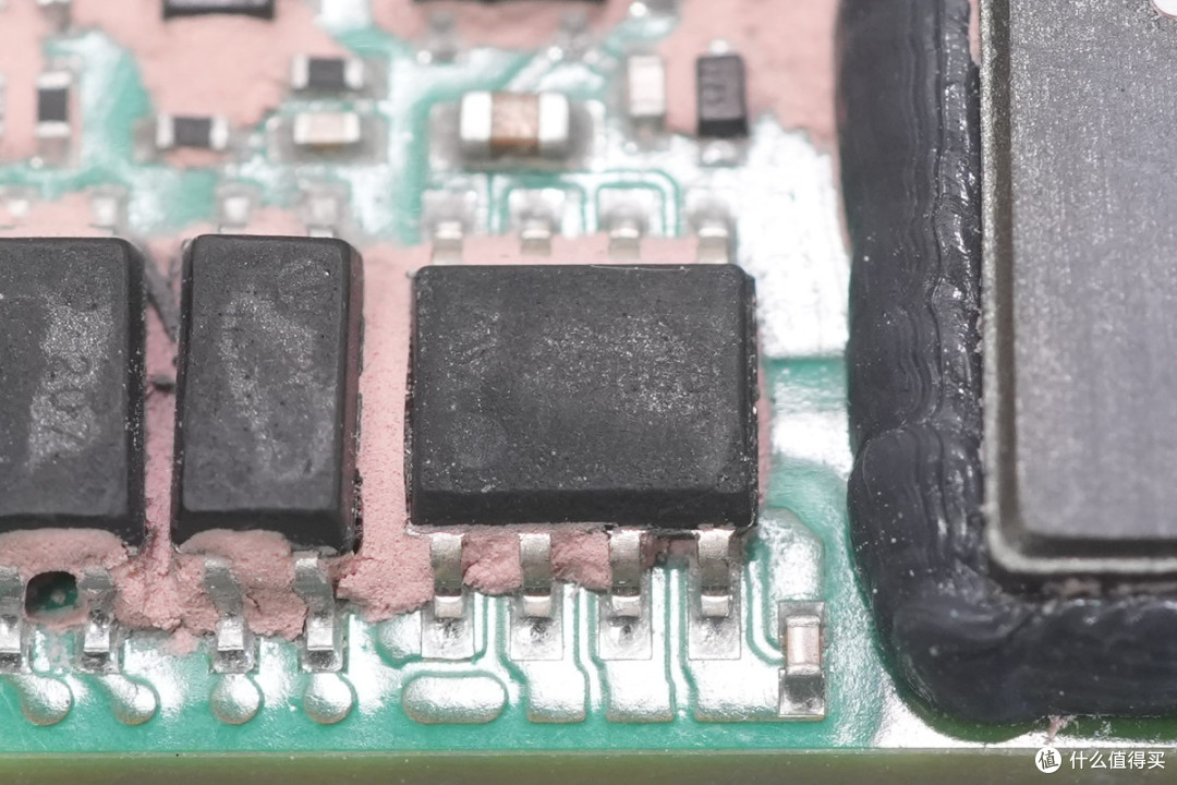 内部竟灌胶散热!军陶140W 1/4砖电源模块解析