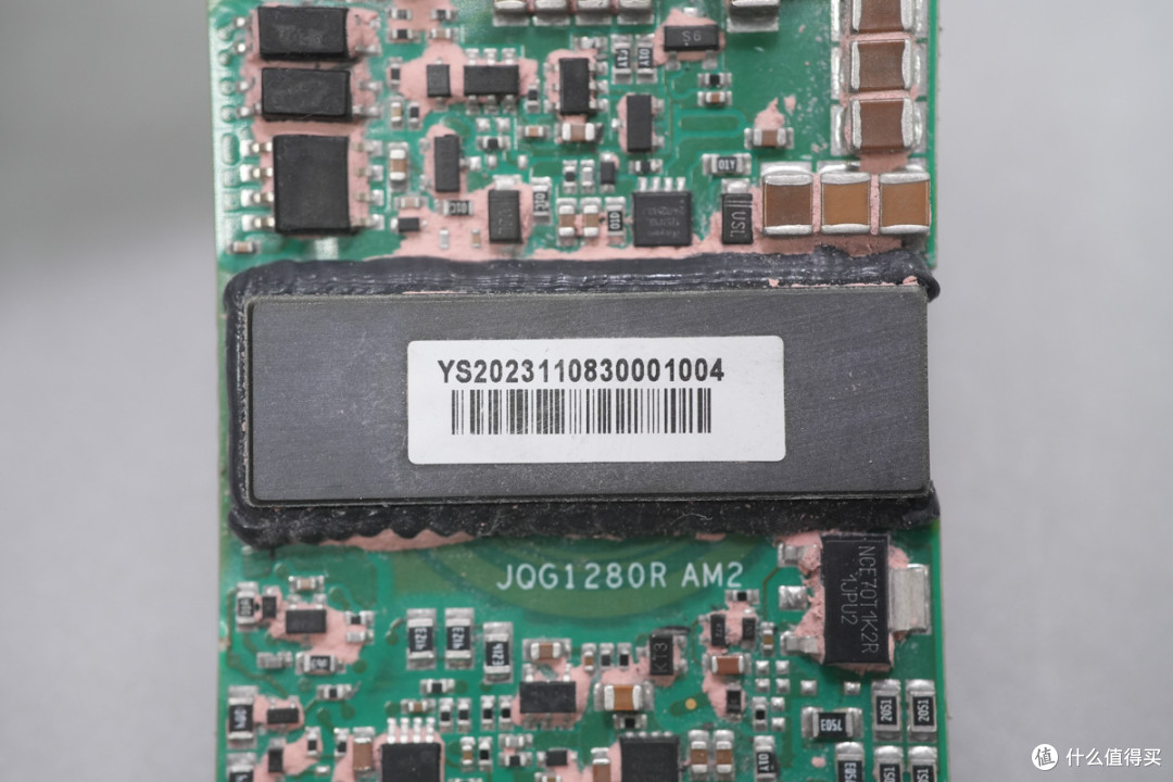 内部竟灌胶散热!军陶140W 1/4砖电源模块解析