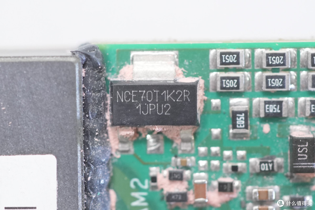 内部竟灌胶散热!军陶140W 1/4砖电源模块解析