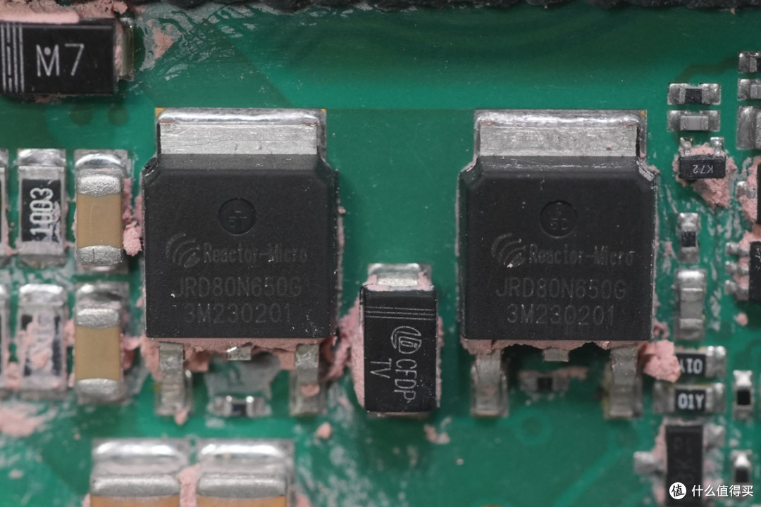 内部竟灌胶散热!军陶140W 1/4砖电源模块解析
