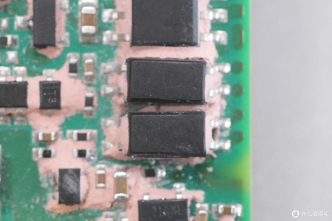 内部竟灌胶散热!军陶140W 1/4砖电源模块解析