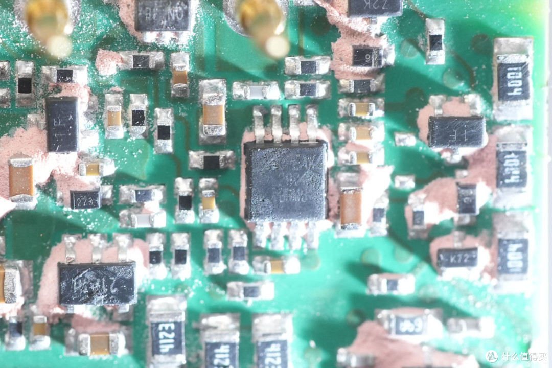 内部竟灌胶散热!军陶140W 1/4砖电源模块解析
