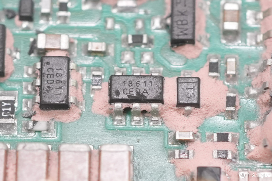 内部竟灌胶散热!军陶140W 1/4砖电源模块解析