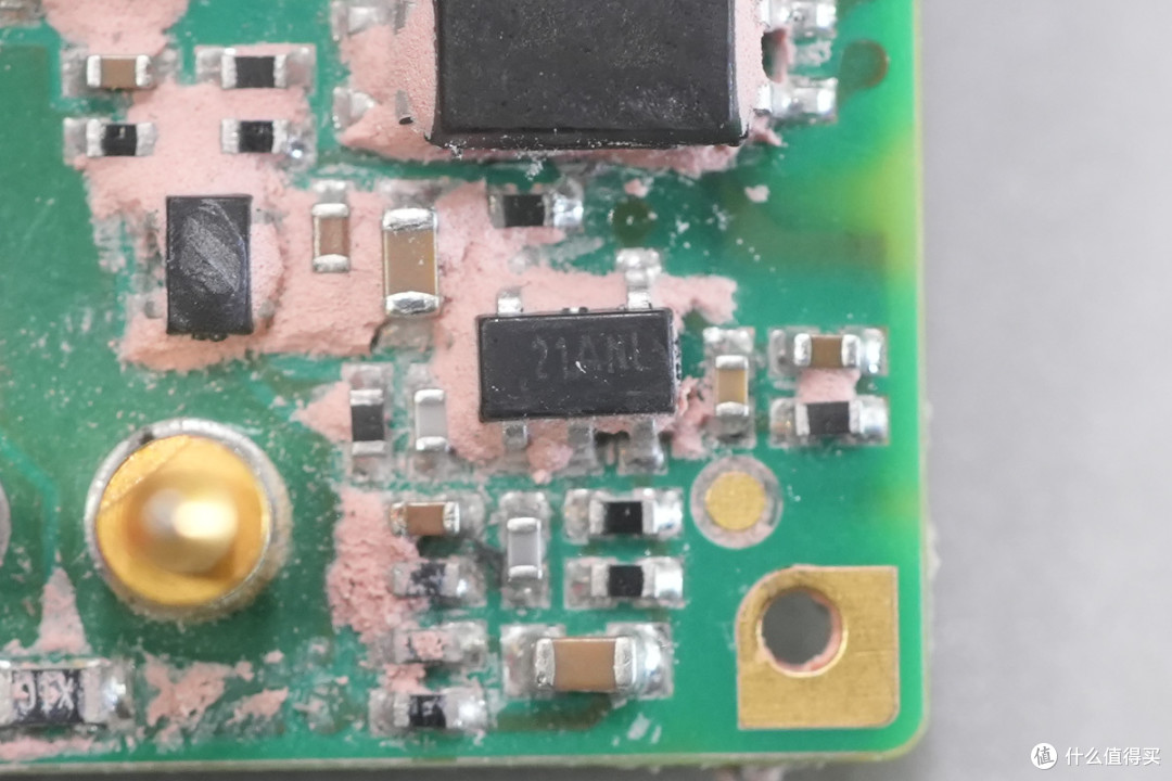 内部竟灌胶散热!军陶140W 1/4砖电源模块解析