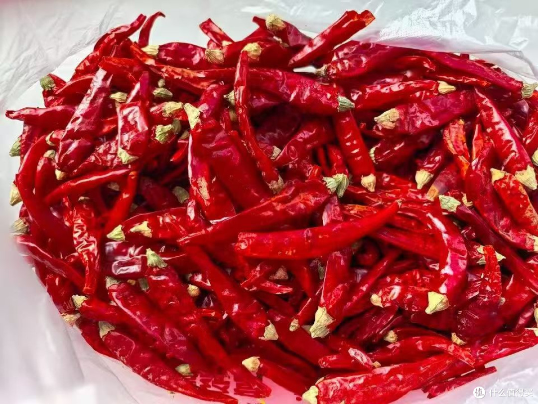 火锅底料的香味框架，干辣椒和花椒是主角，八角桂皮是底子