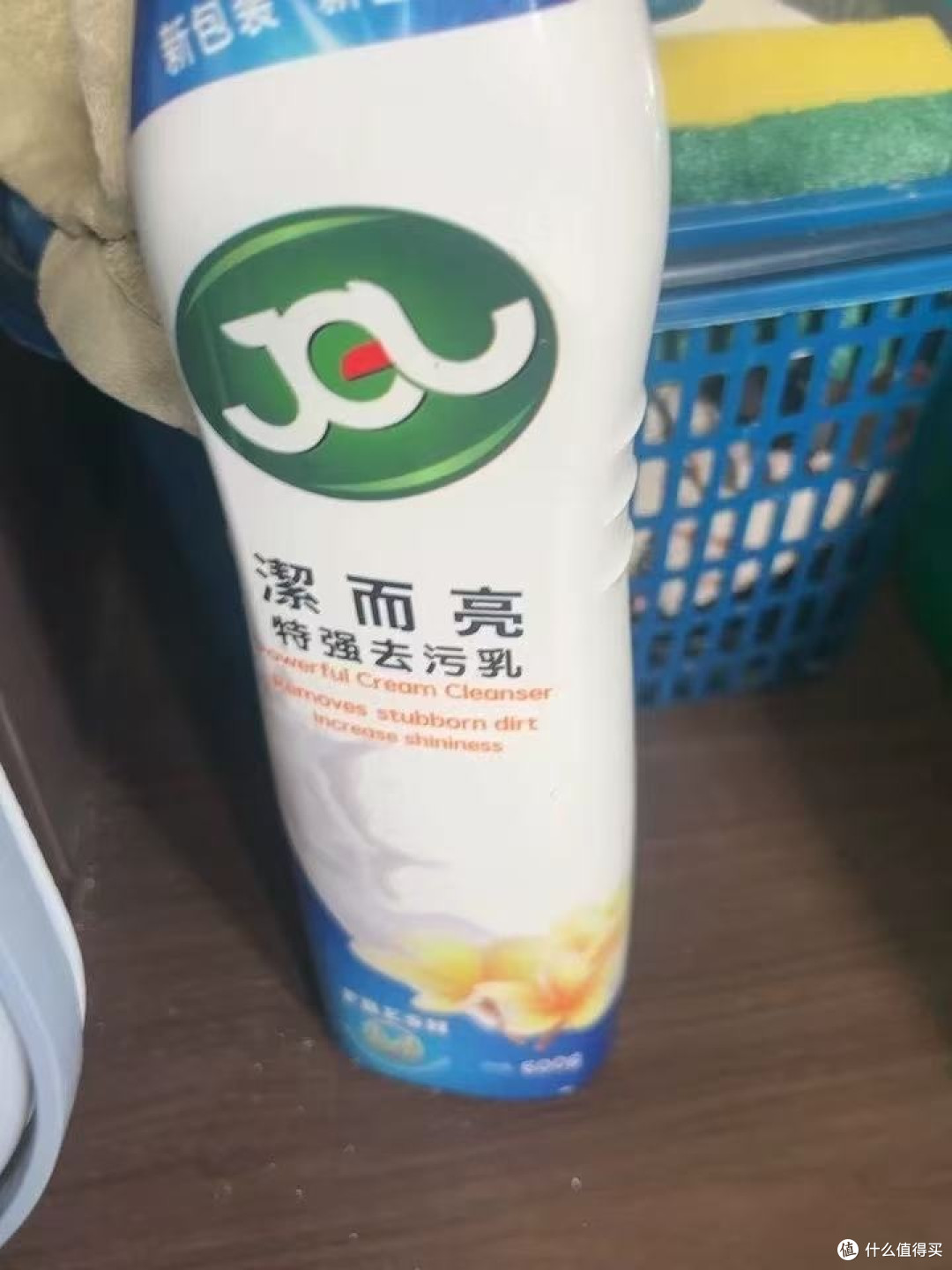 乳霜质地挂得住墙,擦灶台和插座不用怕往下淌