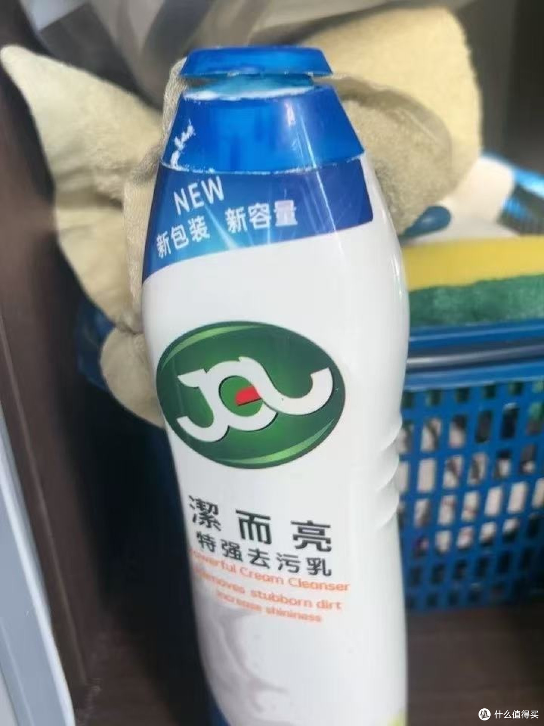 乳霜质地挂得住墙,擦灶台和插座不用怕往下淌