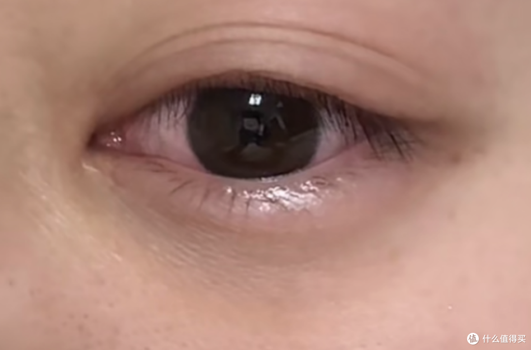 睡前玩手机毁眼睛还伤肝！做好这3点，比敷100张面膜都管用