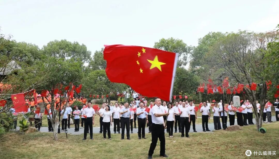 同唱赞歌贺华诞,凝心聚力向前行!煌上煌人红歌唱响爱国情
