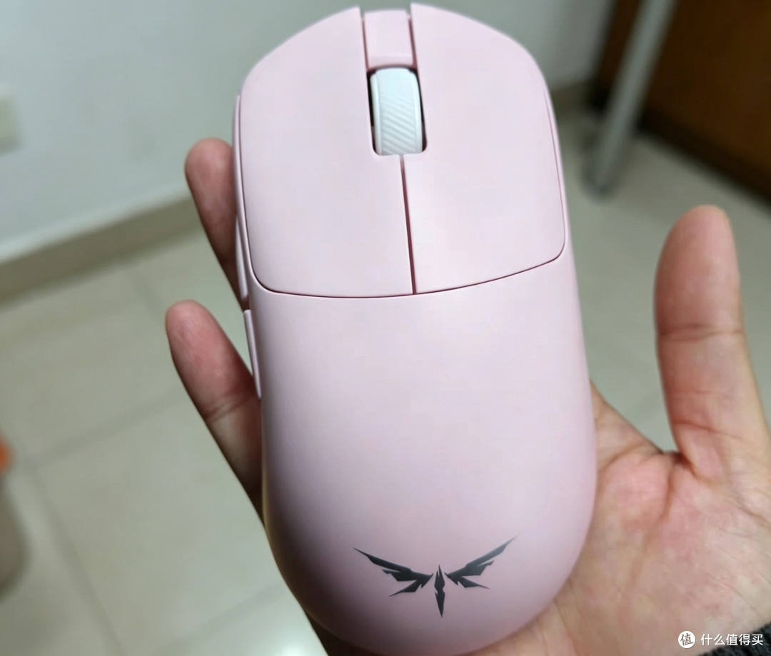 谁说打游戏不能粉?猛男的电竞桌搭迎来“完全体”!