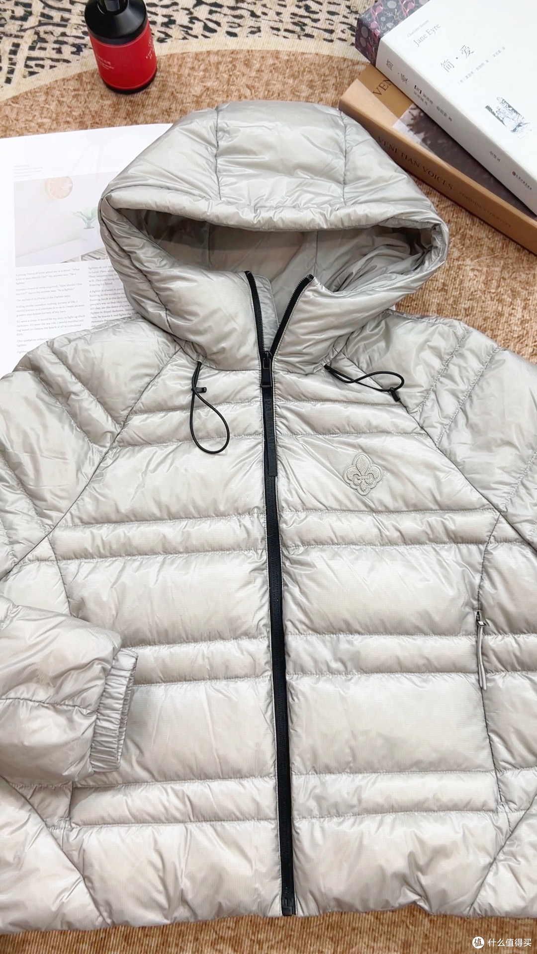 短款羽绒服配高腰裤,比例这件事比保暖更先被看见