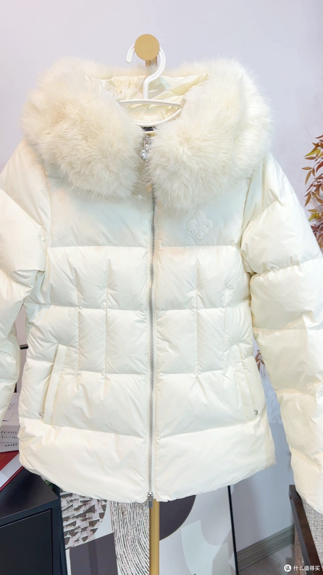 毛领帽子都能拆,一件衣服穿出两种领口风格