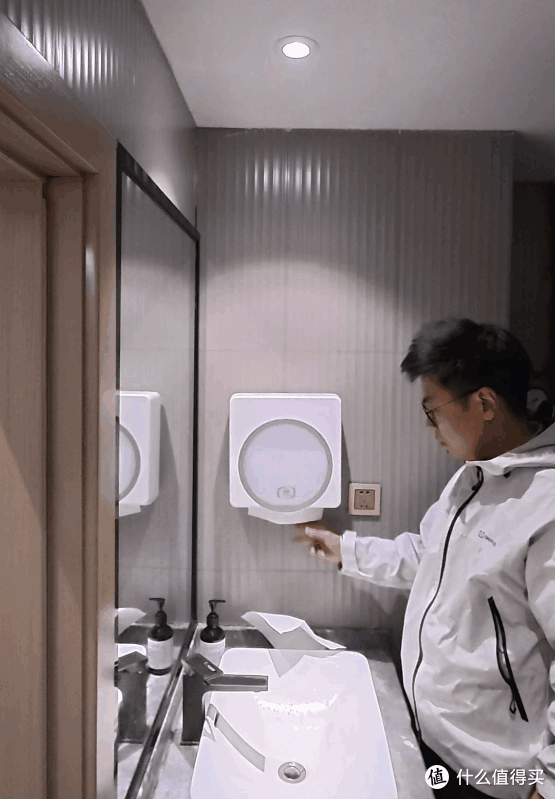 维达商用中心抽卫生纸分配器&擦手纸分配器——电竞酒店大堂洗手间实测