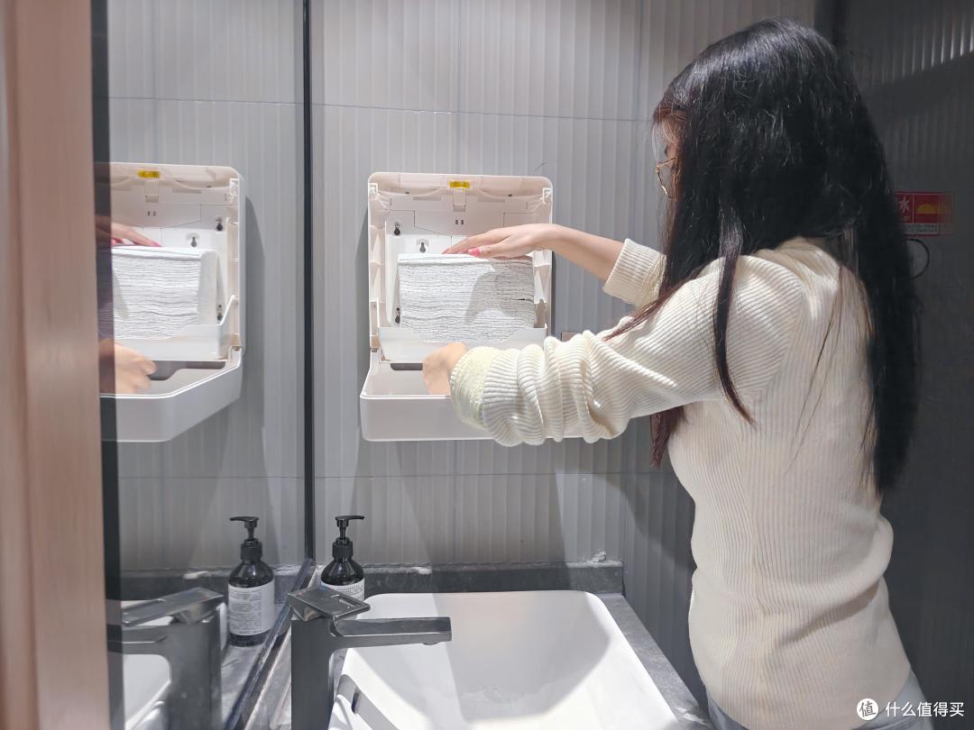 维达商用中心抽卫生纸分配器&擦手纸分配器——电竞酒店大堂洗手间实测