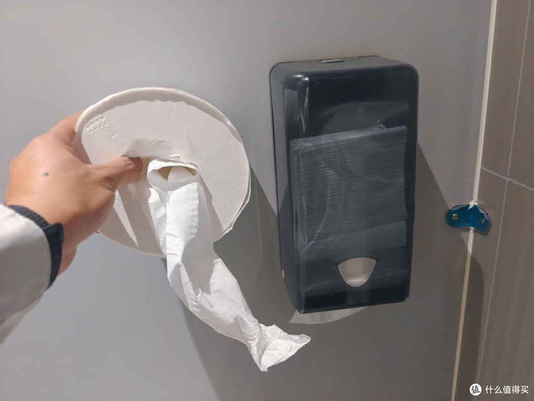 维达商用中心抽卫生纸分配器&擦手纸分配器——电竞酒店大堂洗手间实测