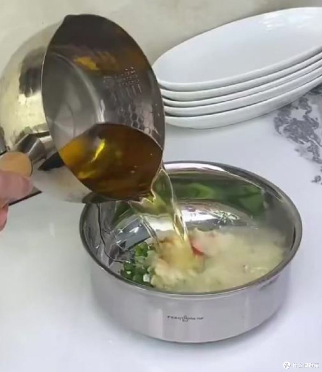双层不锈钢碗装热油，碗一炸，最先烫的是端碗那只手