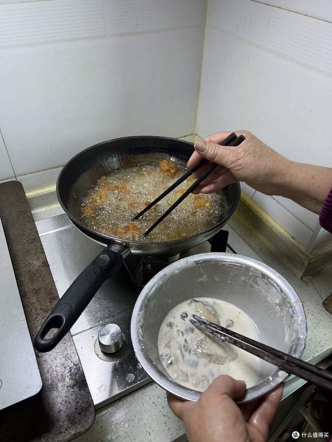 双层不锈钢碗装热油，碗一炸，最先烫的是端碗那只手