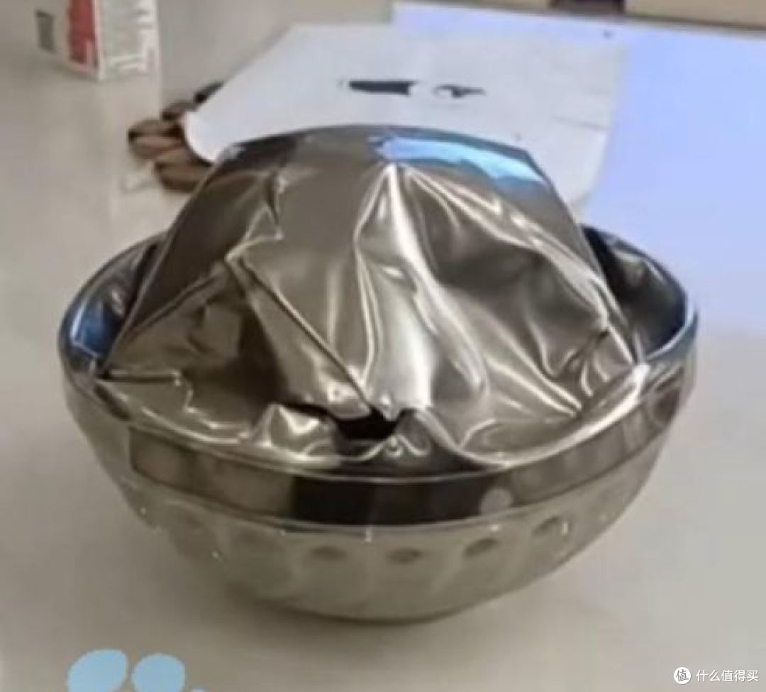 双层不锈钢碗装热油，碗一炸，最先烫的是端碗那只手