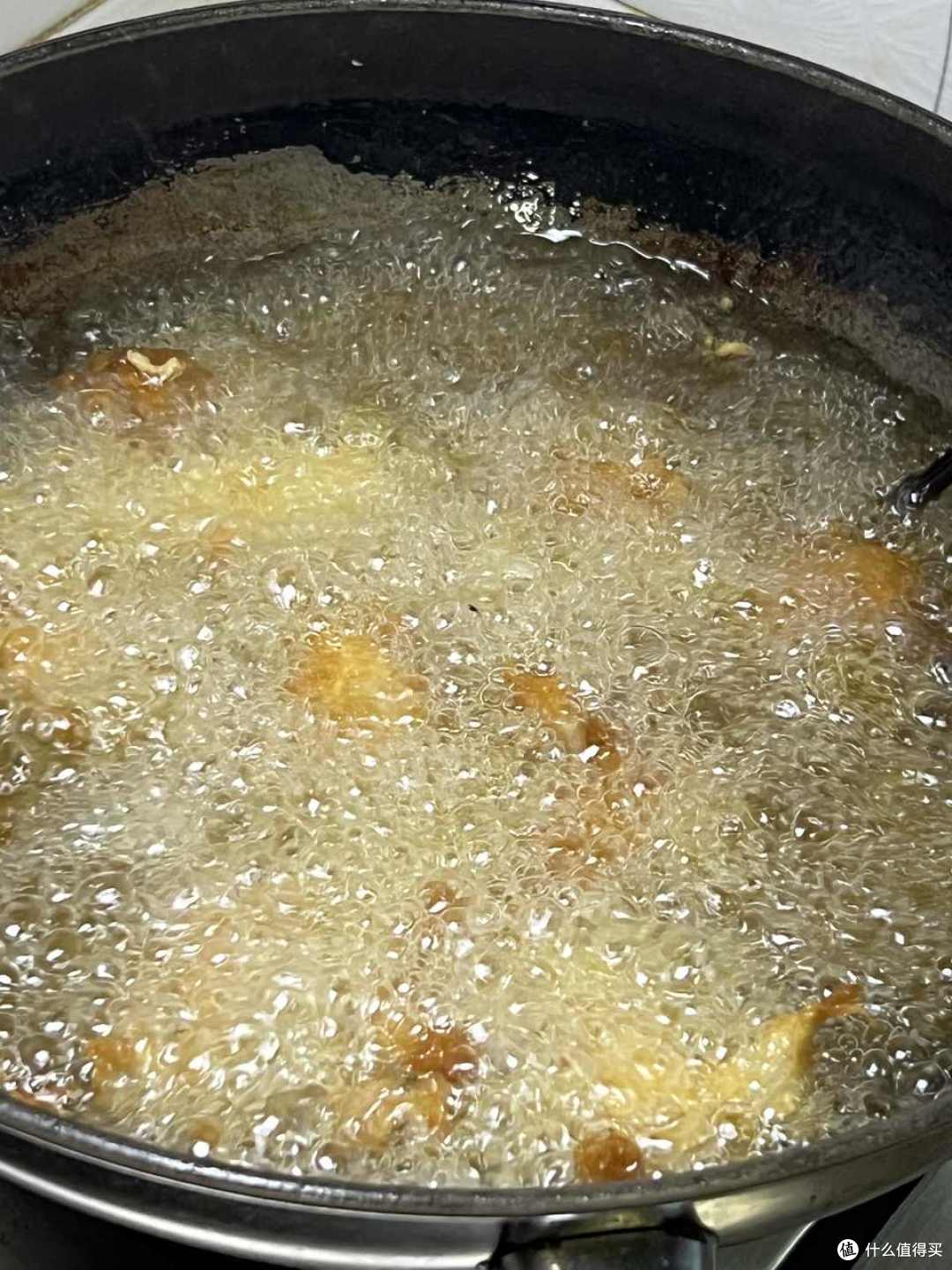 双层不锈钢碗装热油，碗一炸，最先烫的是端碗那只手