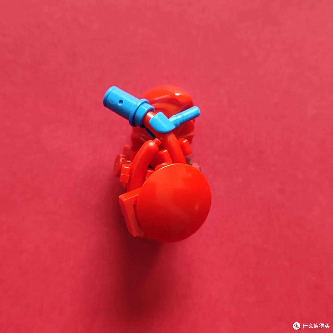 手头大量的透明件能用来干什么?这位乐高玩家拼出一个透明大猫!