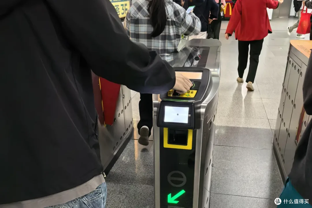 为什么手机自带NFC交通卡更好用，很多人偏要用二维码扫码乘车？