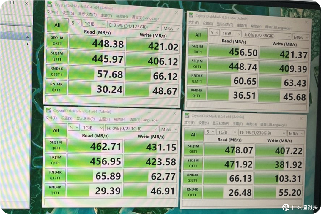 四个 CrystalDiskMark 窗口同时运行：448.38 / 456.50 / 462.71 / 478.07 MB/s——SATA 6Gbps 的实际天花板就在 500 MB/s 附近，四块盘同时跑都没掉队